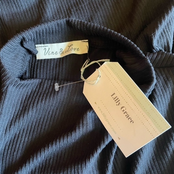 Vine & Love cold shoulder top NWT - Picture 4 of 6